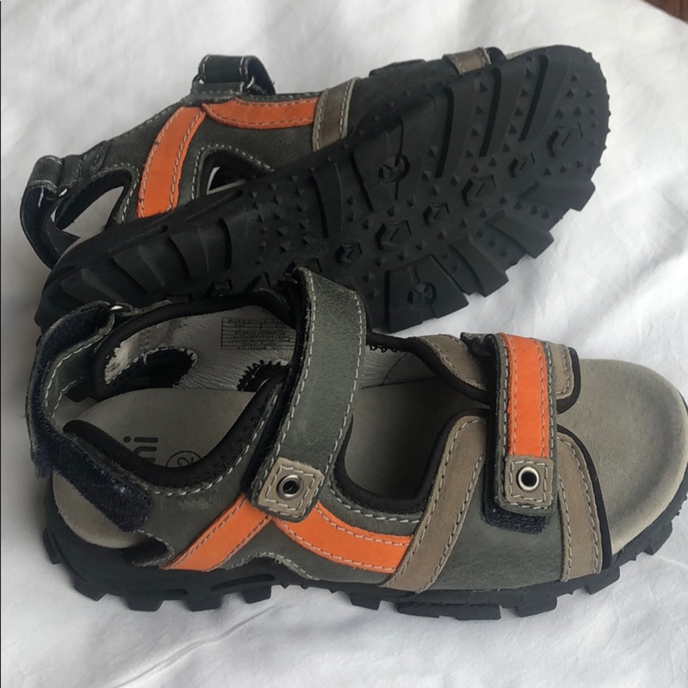NWTs Umi Velcro sandals size 32 (US 1)